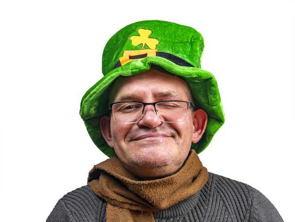 Saint Patrick dans un chapeau haut de forme vert avec trèfle
. - Photo, image
