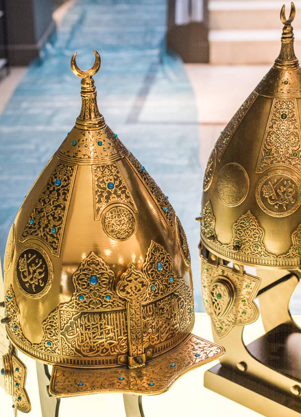 Capacetes de metal decorativo de guerreiros do tempo turco otomano
 - Foto, Imagem