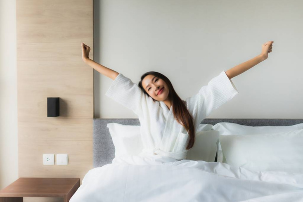 Retrato hermosa joven asiático mujeres feliz sonrisa relajarse en la cama
 - Foto, imagen
