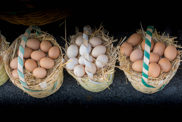Органічні свіжі яйця ферми в кошику
 - Фото, зображення