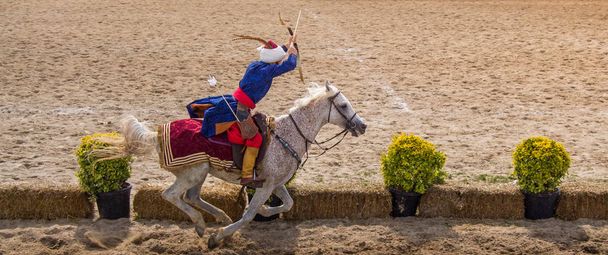 Török lovas íjász, lovaglás és a forgatás  - Fotó, kép