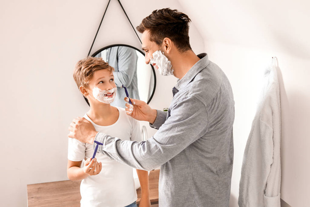 Pai e seu filho fazendo a barba no banheiro
 - Foto, Imagem