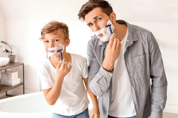 Isä ja hänen pieni poikansa ajavat partansa kylpyhuoneessa.
 - Valokuva, kuva