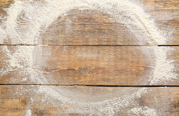 Rama z mąki na drewnianym tle - Zdjęcie, obraz