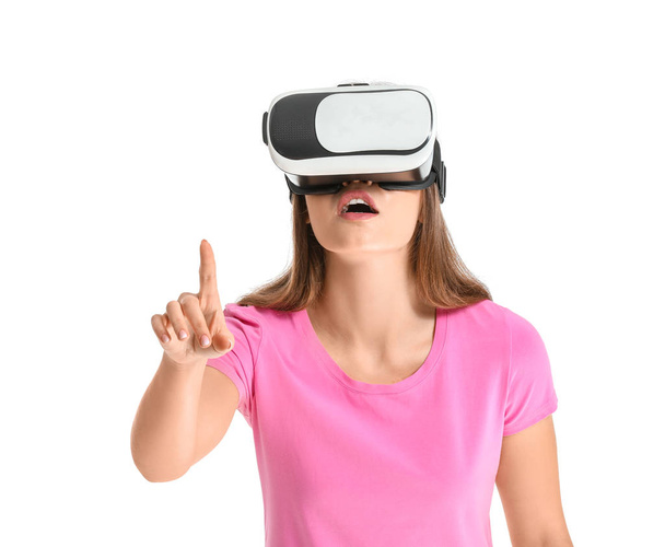 mujer joven con gafas de realidad virtual sobre fondo blanco - Foto, imagen
