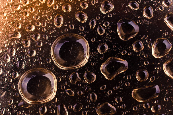 Achtergrond bedekt met water druppels in close-up - Foto, afbeelding
