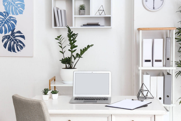 Stijlvolle comfortabele werkplek met laptop in moderne kamer - Foto, afbeelding