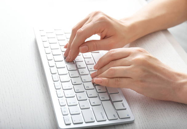 Mujer usando teclado de computadora en la mesa
 - Foto, imagen