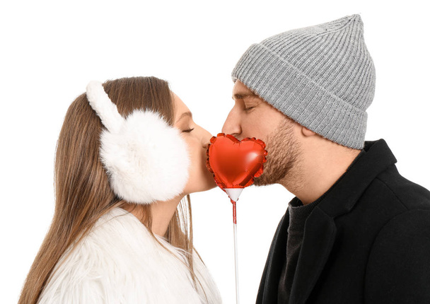 Retrato de pareja feliz en ropa de invierno y con corazón sobre fondo blanco
 - Foto, Imagen