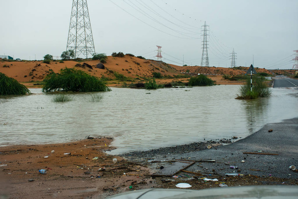 Ein stürmischer Tag in den Vereinigten Arabischen Emiraten hinterlässt Überschwemmungen in der Stadt ras al khaimah und den umliegenden Emiraten. Keine Schule. - Foto, Bild