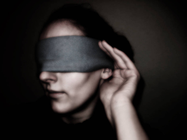 young woman with a sad face on her head - Fotoğraf, Görsel