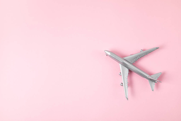 Minyatür gümüş uçak. Seyahat turizmi, havayolları, düşük maliyetli uçuş konsepti. Üst manzara, düz uzanma. - Fotoğraf, Görsel