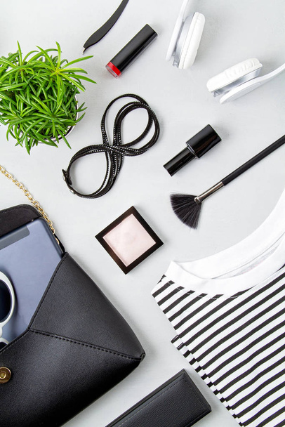Accesorios de moda femenina, gafas de sol, bloc de notas, maquillaje y bolso en colores blanco y negro. Belleza, atuendo urbano y concepto de moda
 - Foto, Imagen