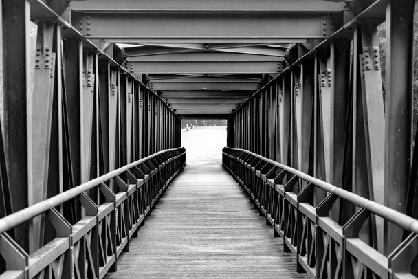 Περπατώντας γέφυρα χάλυβα μαύρο και άσπρο τόνο - Φωτογραφία, εικόνα
