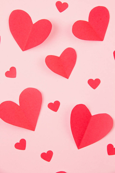 Papírové srdce přes růžové pastelové pozadí. Abstraktní pozadí s tvary střihu papíru. Svatý Valentýn, Den matek, přání k narozeninám, pozvánka, koncepce oslav - Fotografie, Obrázek