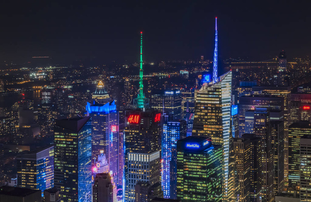 Vista aérea al atardecer de los emblemáticos rascacielos de Times Square, principal destino comercial y turístico de Nueva York, Estados Unidos
 - Foto, Imagen