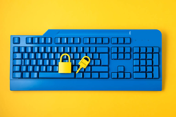 Cyber-Daten und Informationssicherheit Idee. gelbes Vorhängeschloss und Schlüssel und blaue Tastatur. Computer, Informationssicherheit, Vertraulichkeitskonzept - Foto, Bild