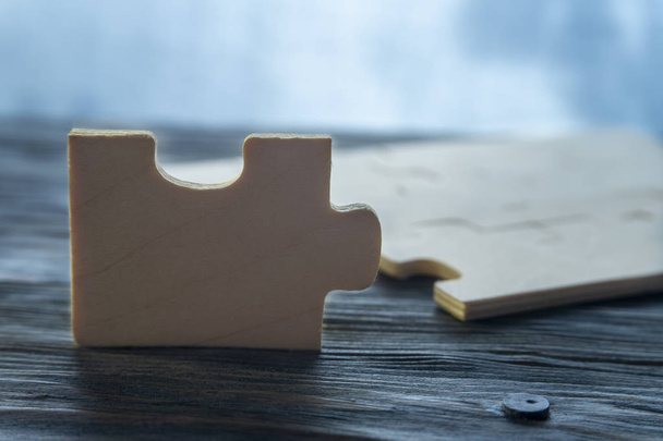 Překližky puzzle na ošlehaném dřevě - Fotografie, Obrázek