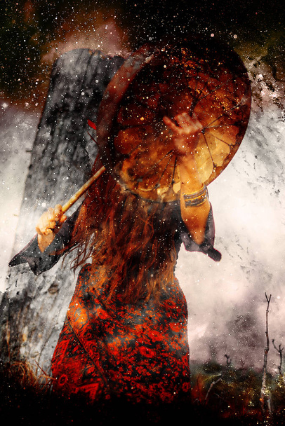 шаманская девушка с барабаном на абстрактном структурированном космическом фоне. - Фото, изображение