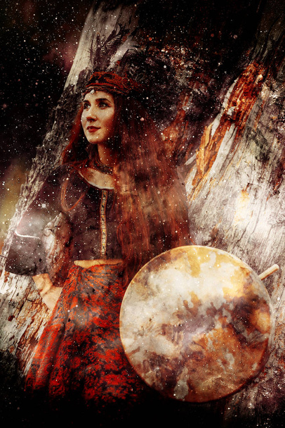 Soyut yapılandırılmış arkaplanda çerçeve davulu olan şamanik kız. - Fotoğraf, Görsel