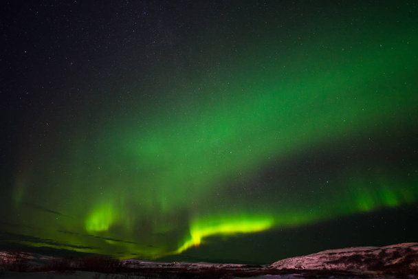 dombok, tiszta csillagos ég és színes északi fények, hihetetlen természeti jelenség - Fotó, kép