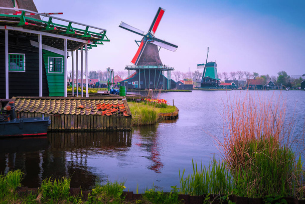 alte holländische Windmühlen in zaanse schans museum village, zaandam, Niederlande   - Foto, Bild