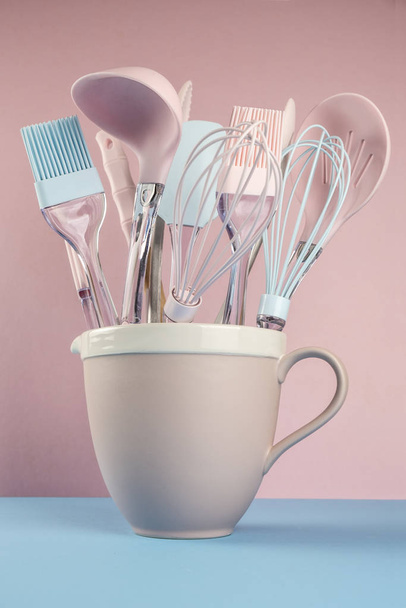 Tazón de cocina grande de cerámica con utensilios de cocina mixtos en rosa
  - Foto, imagen