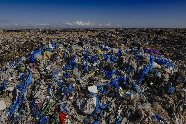 Marsa Matruh, Egipt Publiczne wysypisko śmieci na pustyni, gdzie są palone - Zdjęcie, obraz