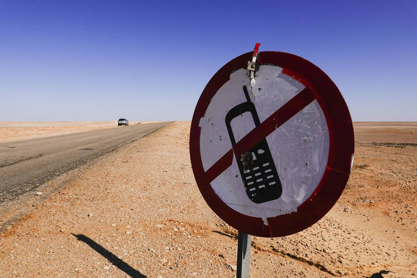 エジプトのマルサ・マトゥルー運転中の携帯電話の使用を禁止する標識. - 写真・画像