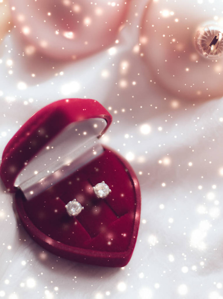 Διαμαντένια σκουλαρίκια σε ένα κουτί δώρου κοσμημάτων σε σχήμα καρδιάς, ερωτικό Πρες - Φωτογραφία, εικόνα