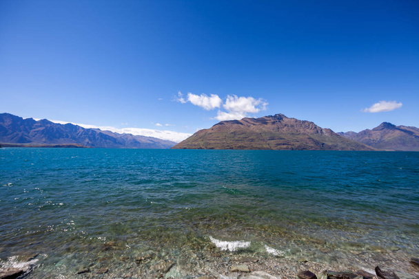 Ландшафт с высокими скалами с освещенным персиком, Новая Зеландия
. - Фото, изображение