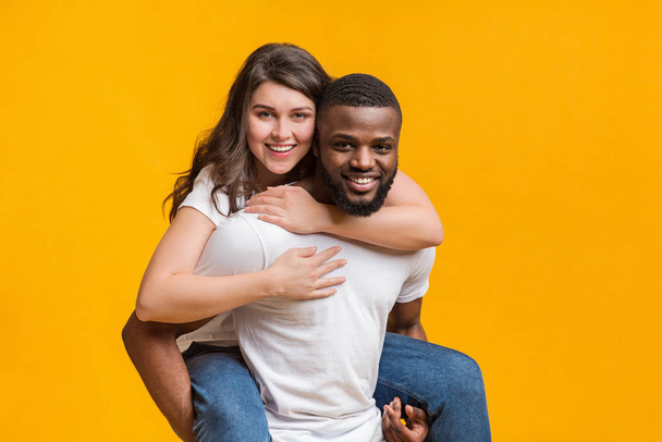 aimant noir guy portant son copine sur son dos
 - Photo, image