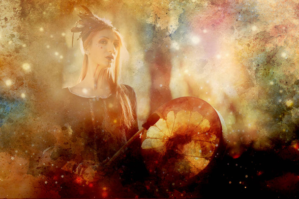 belle fille chamanique jouant sur le tambour chaman cadre dans la nature. Collage informatique et effet peinture. - Photo, image