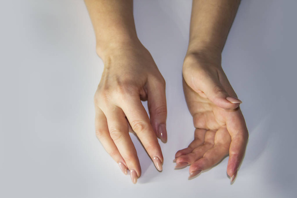 Une composition de mains de femmes qui montrent déplacer arrière-plan léger. Les mains féminines montrent quelque chose. Concept avec des mains féminines
. - Photo, image