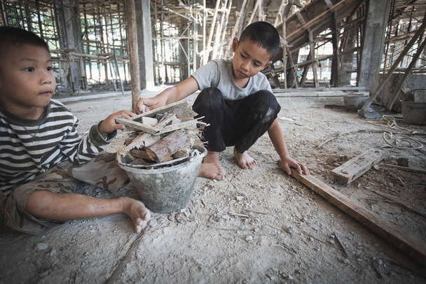 Conceito de pobreza e trabalho infantil, Crianças que estão trabalhando em  - Foto, Imagem
