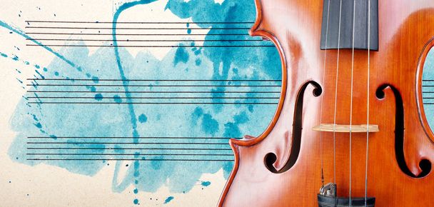 Βιολί και σημειώσεις. Μελωδία έννοια. Φωτογραφία του παλιού μουσικού φύλλου σε μπλε ακουαρέλα. Κλασική μουσική έννοια. Αφηρημένο μπλε φόντο ακουαρέλα. Βιολί από κοντά. αντίγραφο κενών - Φωτογραφία, εικόνα