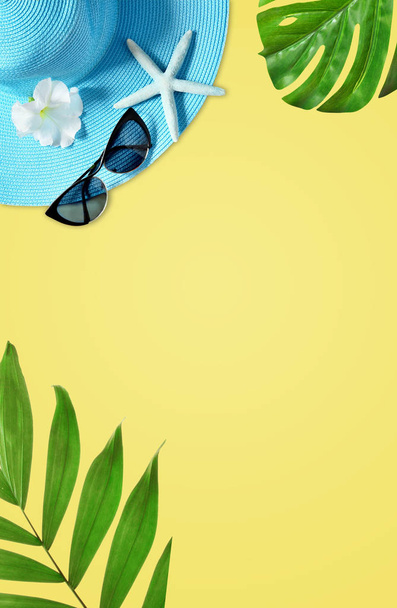Tropical Summer Beach Background. Palmiers Branches, chapeau avec étoile de mer sur fond jaune d'été. Voyage. Concept d'été
. - Photo, image
