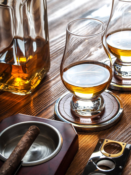 Two glencairn glasses of whisky - Foto, Imagem