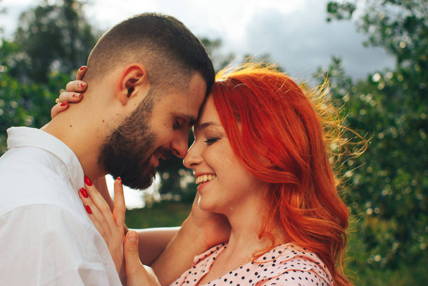 heureux, couple amoureux câlins, fille rousse. minute à embrasser. date
 - Photo, image