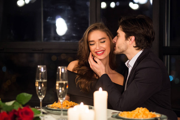 Šťastný muž a žena těší Valentines den rande - Fotografie, Obrázek