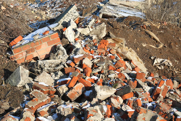 Bauschutt mit Elementen verschiedener zerlegter und zerstörter Altbauten auf der städtischen Deponie - Foto, Bild