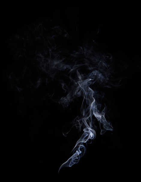Foto de humo blanco real sobre fondo negro
 - Foto, Imagen