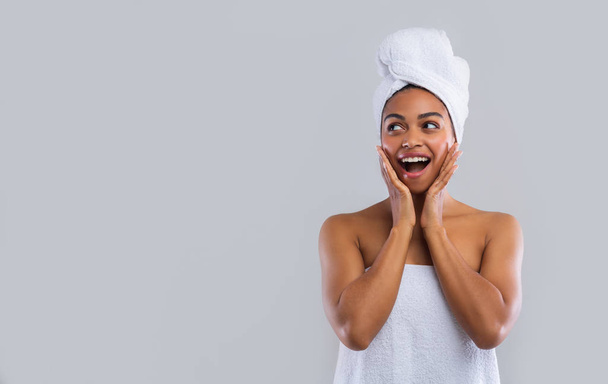 Shocked afro chica en toallas mirando el espacio libre
 - Foto, imagen