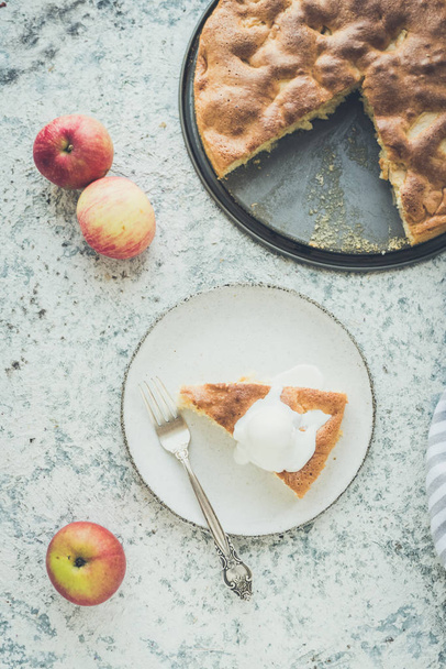 Freshly baked apple pie with apples - Photo, Image