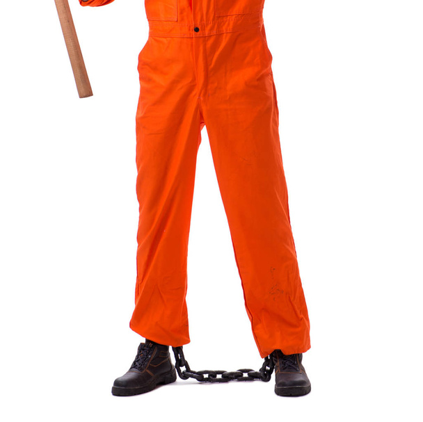 Prisionero con hacha aislada sobre fondo blanco
 - Foto, imagen