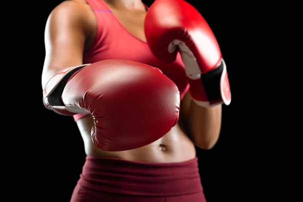 Detailní záběr černošky boxer kicking camera - Fotografie, Obrázek