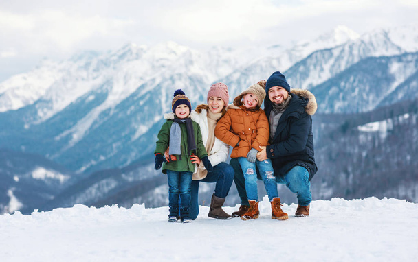 feliz familia madre padre e hijos en la naturaleza de invierno
  - Foto, imagen
