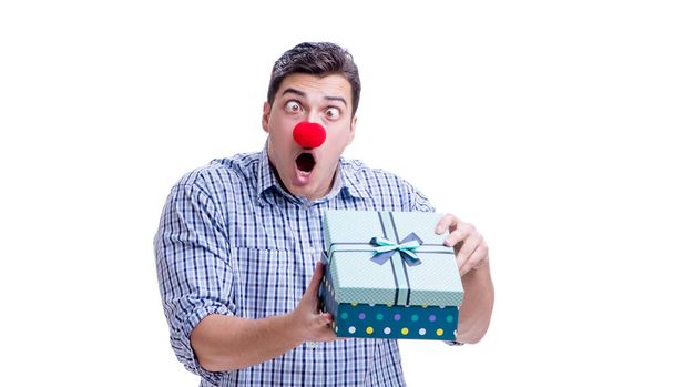 Homem com um nariz vermelho engraçado segurando um presente saco de compras é - Foto, Imagem