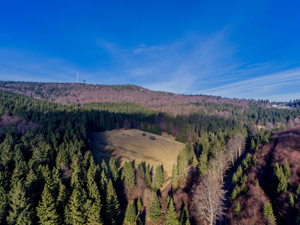 Winterwandeling op een zonnige dag rond de Inselsberg - Thüringen / Duitsland - Foto, afbeelding