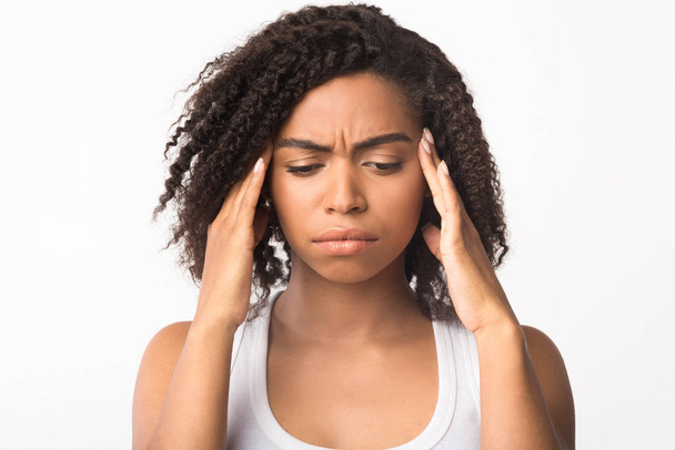 Smutná africká americká dívka trpí silnou bolestí hlavy - Fotografie, Obrázek